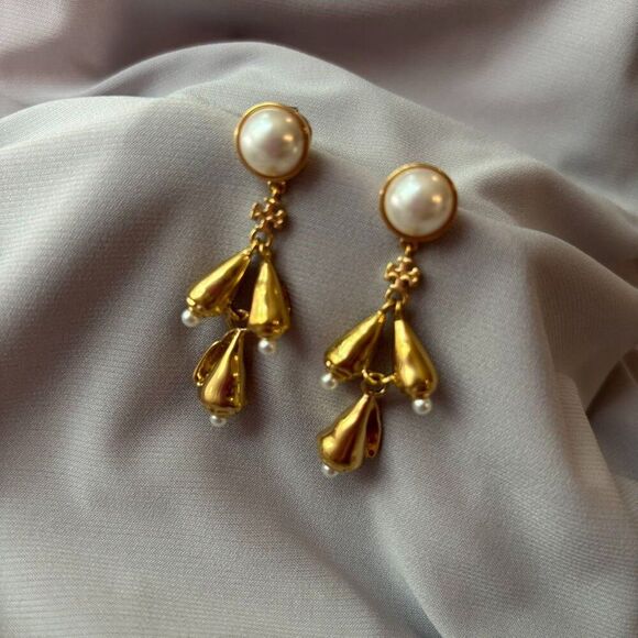 Tory Burch Jewelry - NWOT. Tory Burch Poetry of thing chandelier pearl Dangle Earrings